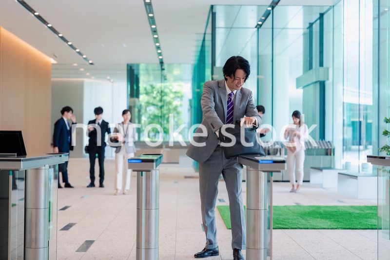 社員証を忘れて焦るビジネスマン