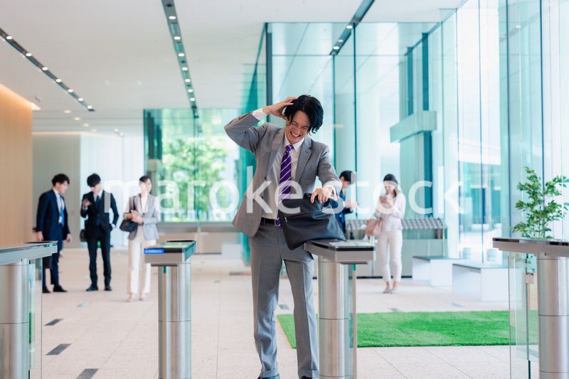社員証を忘れて焦るビジネスマン