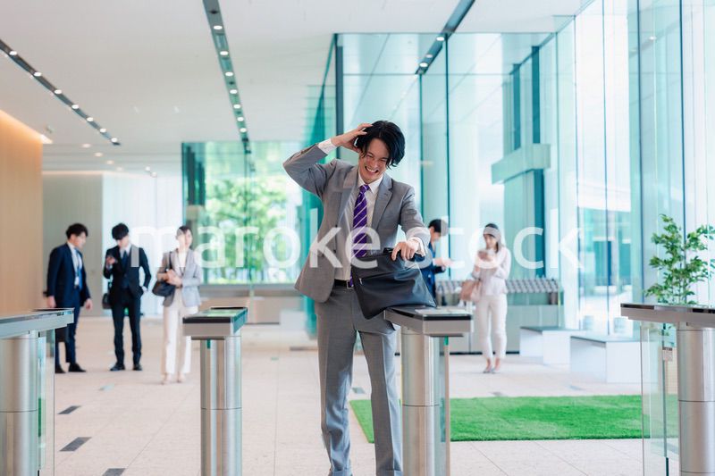 社員証を忘れて焦るビジネスマン