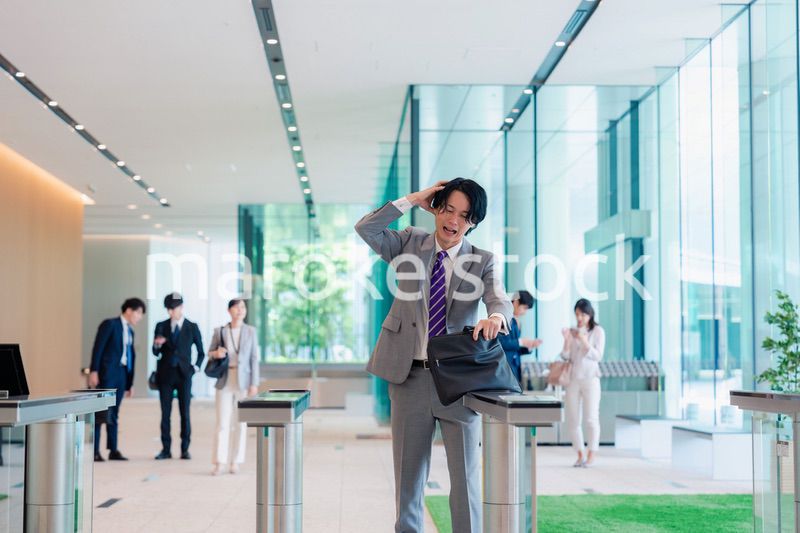 社員証を忘れて焦るビジネスマン