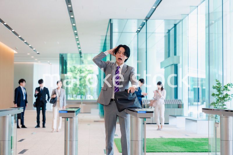 社員証を忘れて焦るビジネスマン