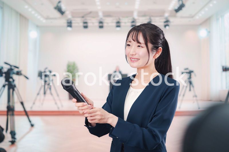 カメラの前でインタビューをする広報担当の女性