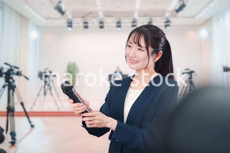カメラの前でインタビューをする広報担当の女性