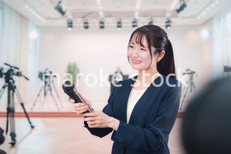 カメラの前でインタビューをする広報担当の女性