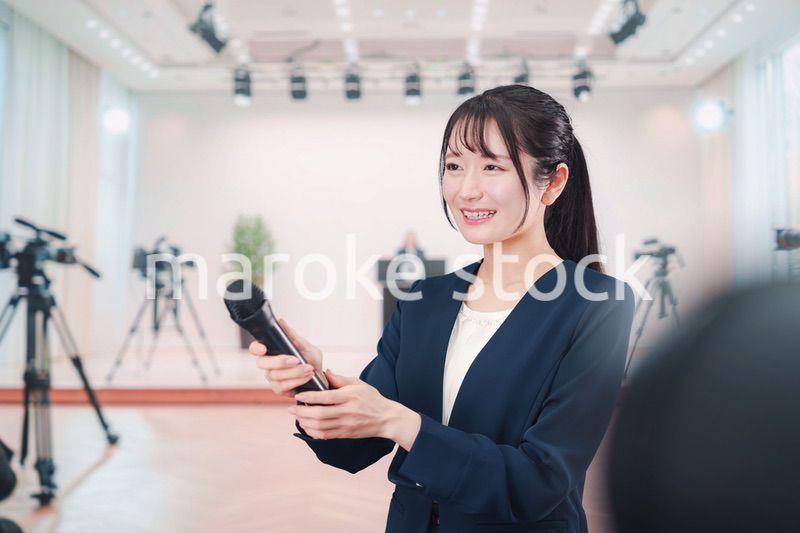 カメラの前でインタビューをする広報担当の女性