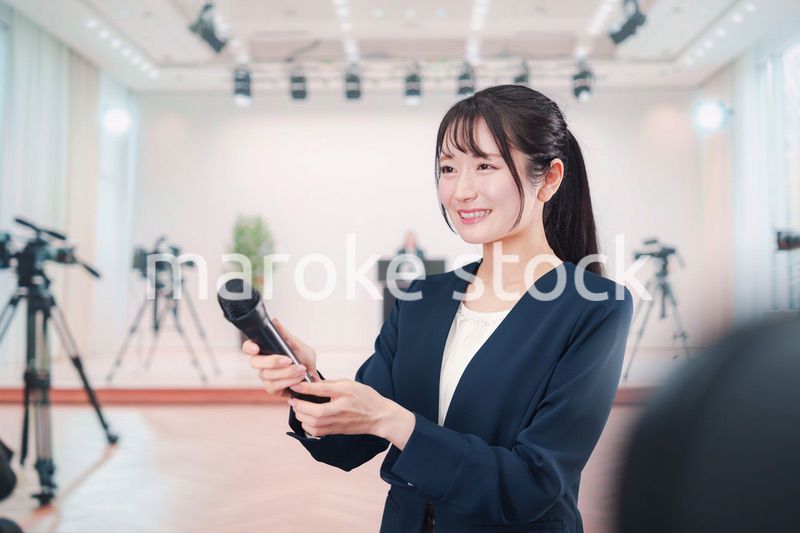 カメラの前でインタビューをする広報担当の女性