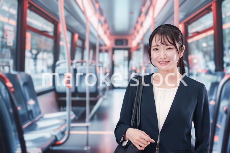 バスに乗って通勤をする若い女性