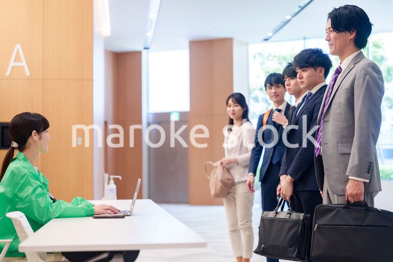 カンファレンスの受付スタッフと参加者