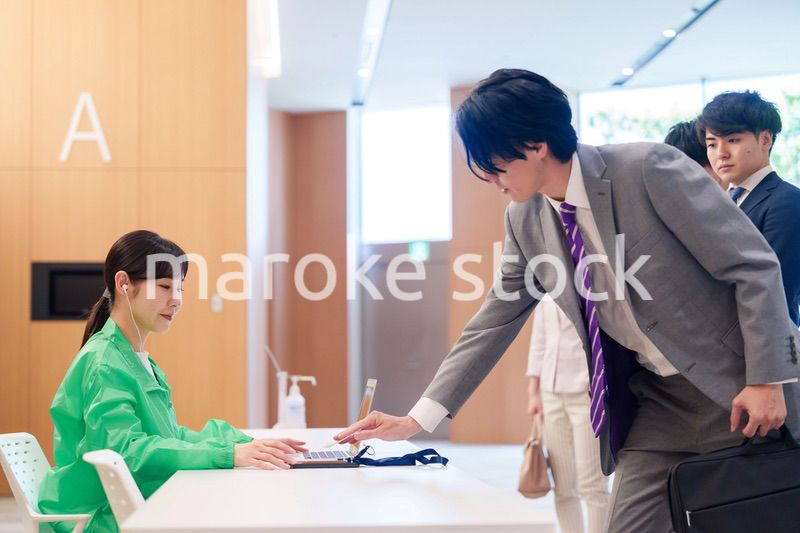 カンファレンスの受付スタッフと参加者