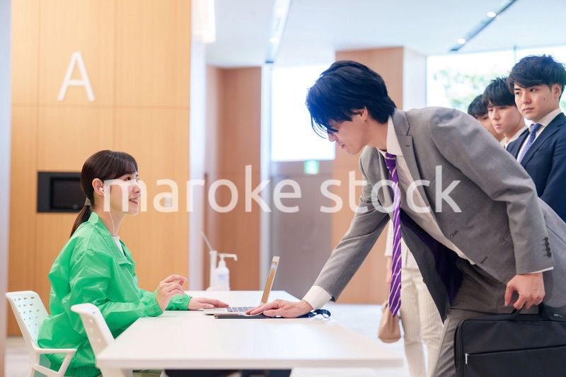 カンファレンスの受付スタッフと参加者