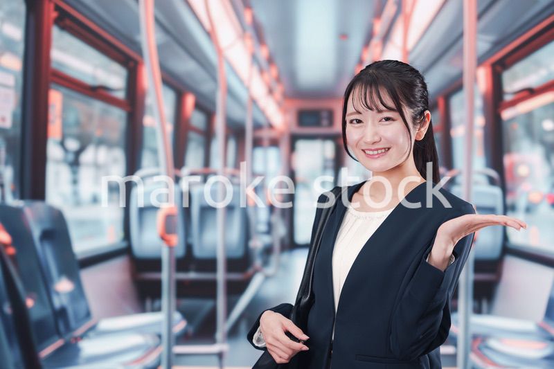 バスに乗って通勤をする若い女性