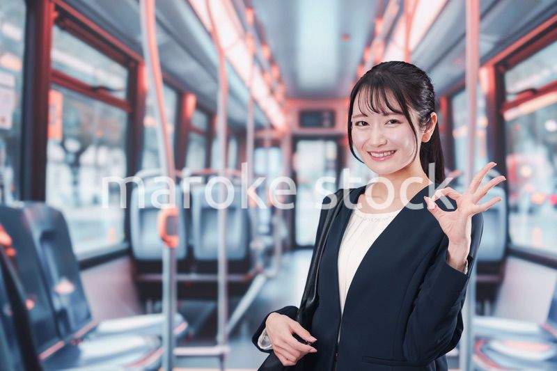 バスに乗って通勤をする若い女性