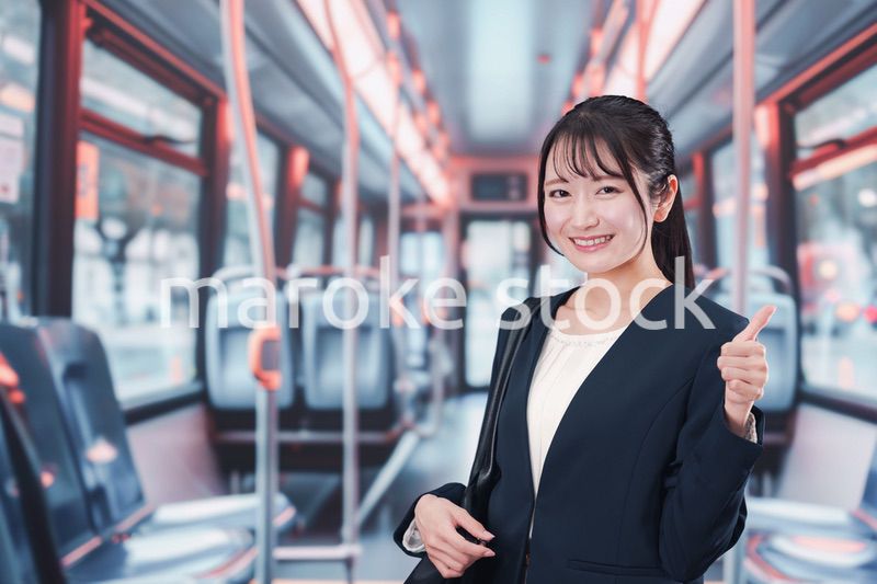 バスに乗って通勤をする若い女性