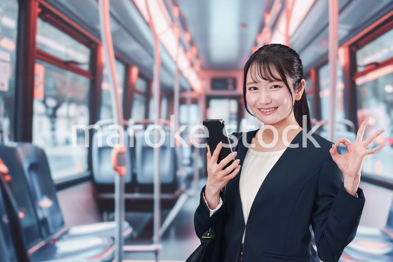 バスに乗って通勤をする若い女性