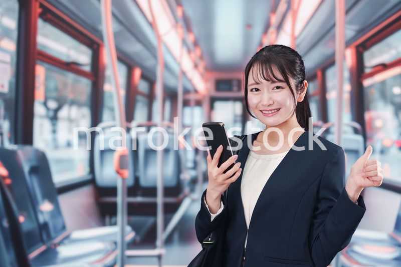 バスに乗って通勤をする若い女性