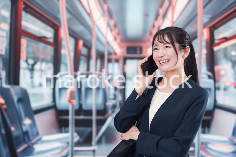 バスに乗って通勤をする若い女性