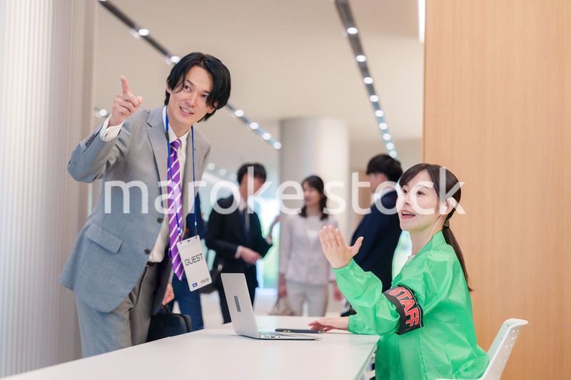 カンファレンスの受付スタッフと参加者