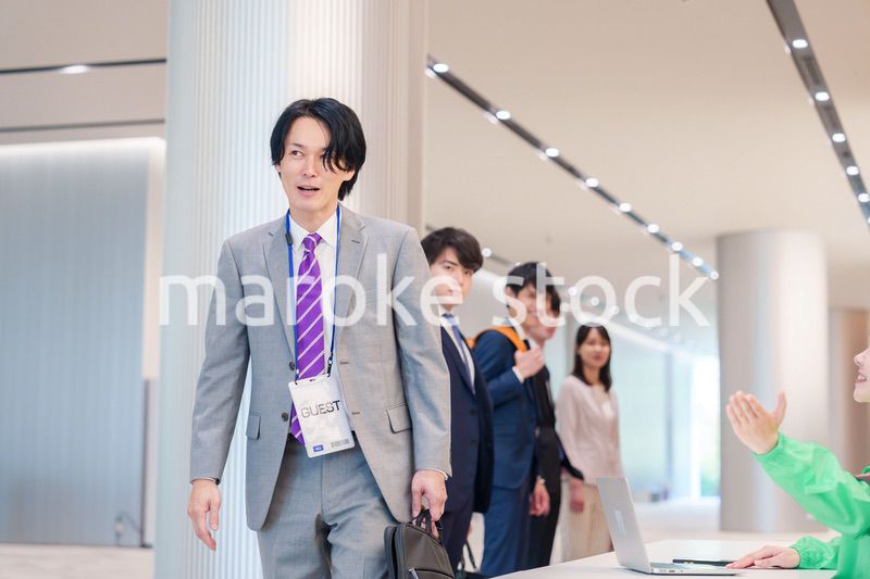 カンファレンスの受付スタッフと参加者