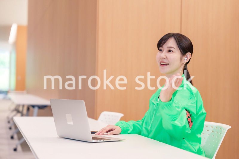 受付でお客様を案内するスタッフ