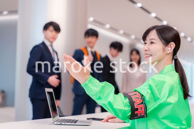受付をするイベントスタッフ