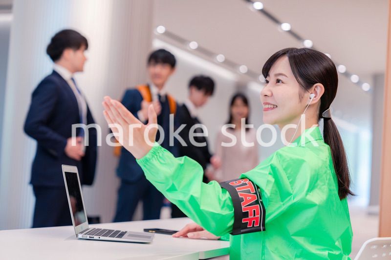 受付をするイベントスタッフ