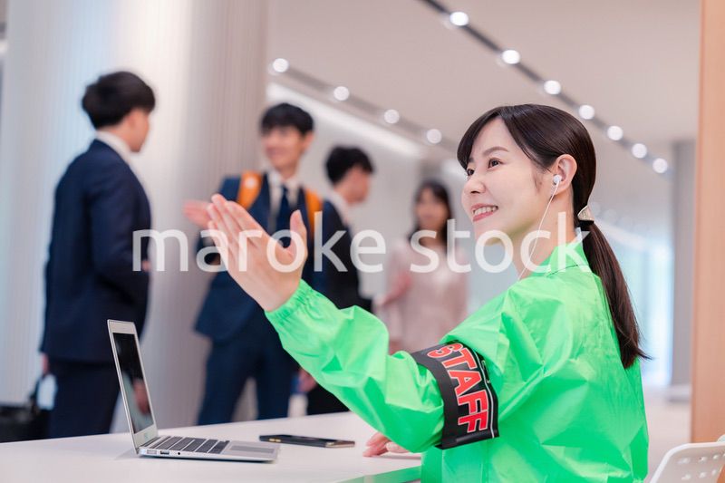 受付をするイベントスタッフ
