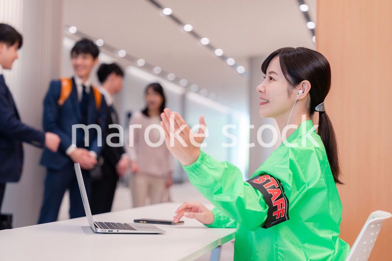 受付をするイベントスタッフ