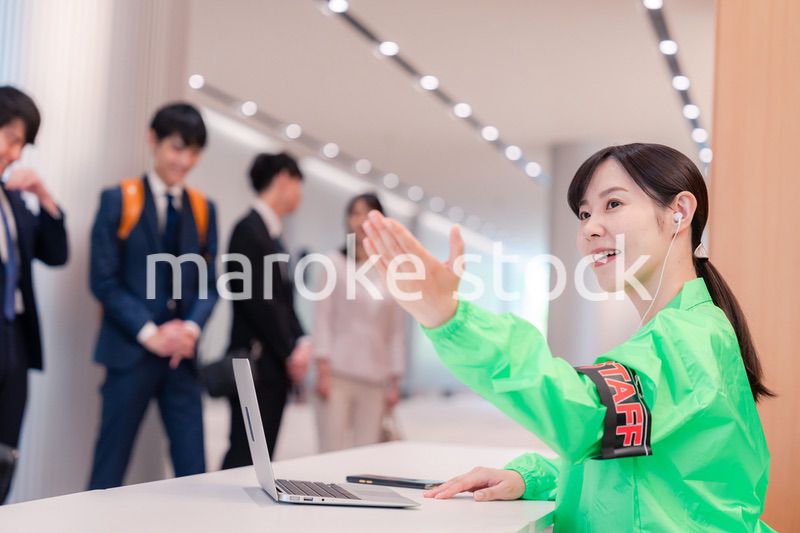受付をするイベントスタッフ