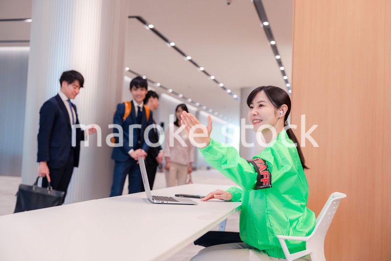 受付をするイベントスタッフ
