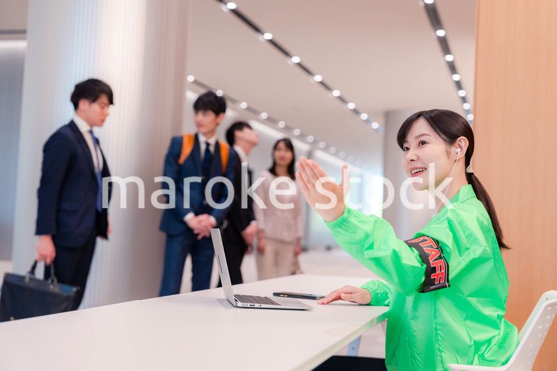 受付をするイベントスタッフ