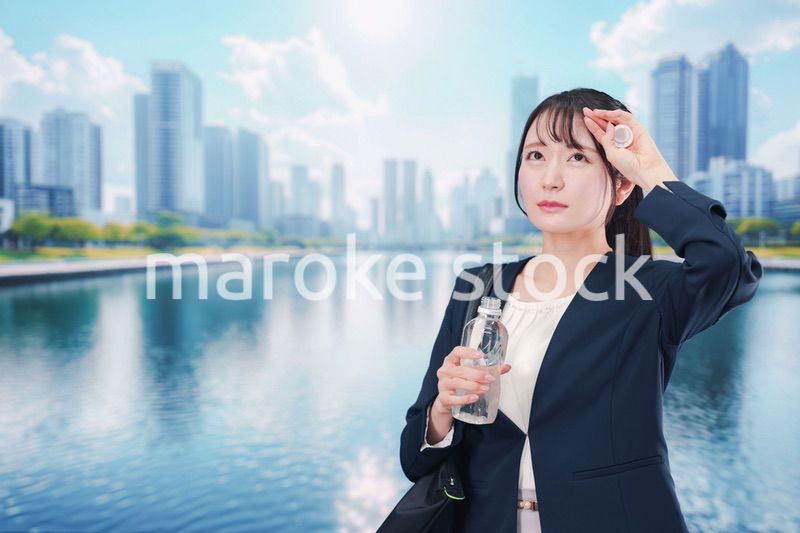 外で暑さに苦しむ営業の女性