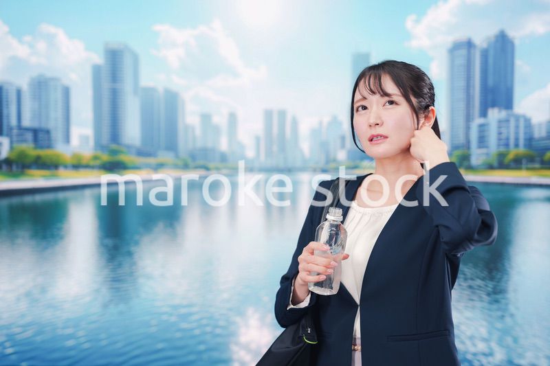 外で暑さに苦しむ営業の女性