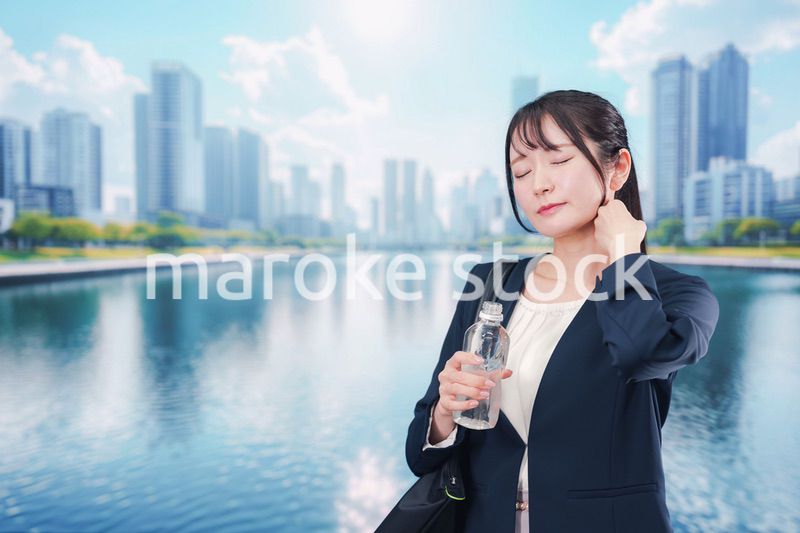 外で暑さに苦しむ営業の女性