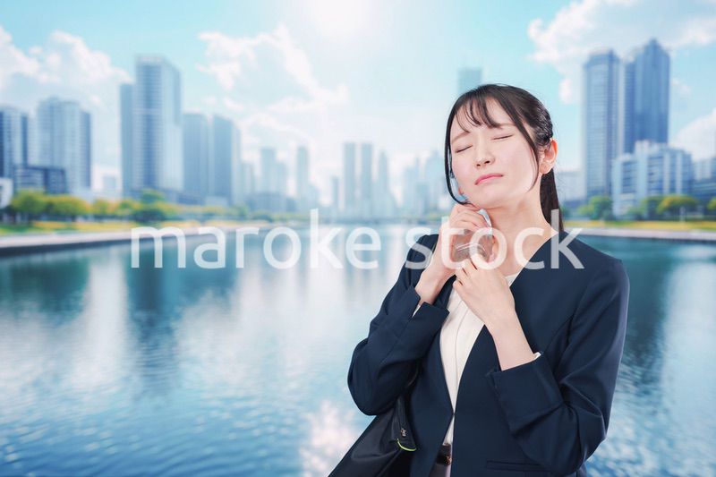 外で暑さに苦しむ営業の女性