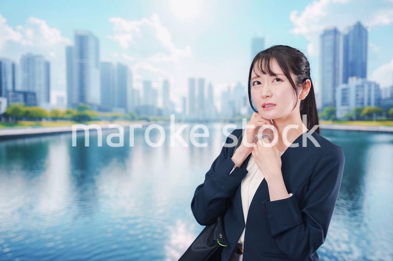 外で暑さに苦しむ営業の女性