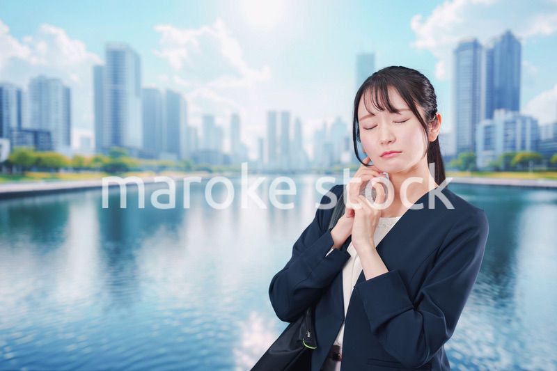 外で暑さに苦しむ営業の女性