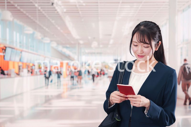 海外出張をするビジネスウーマン