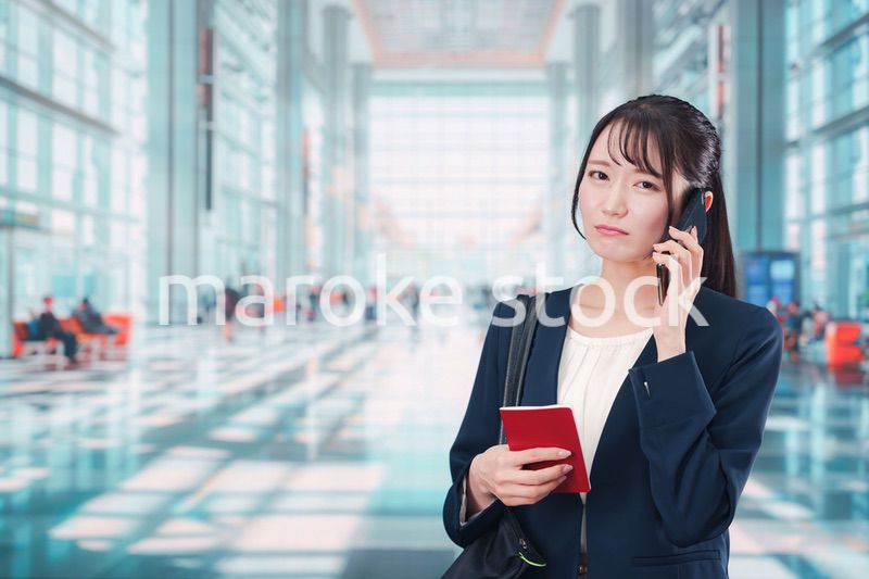 海外出張をするビジネスウーマン