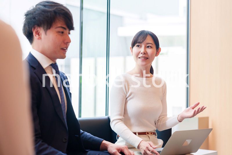 オフィスで議論をするキャリアウーマン