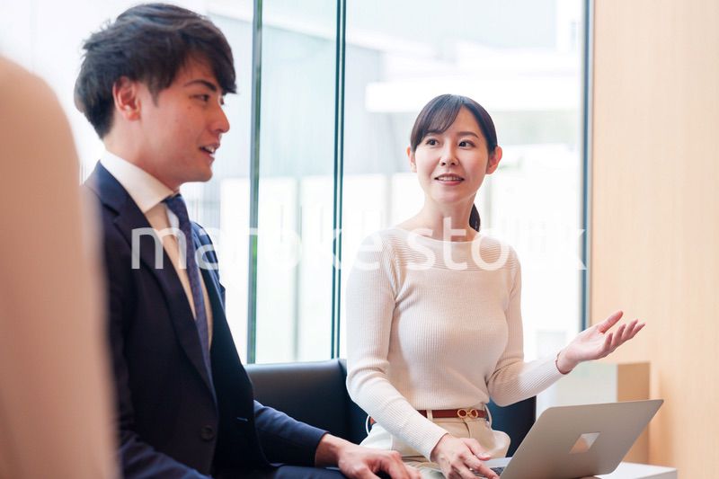 オフィスで議論をするキャリアウーマン