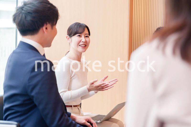 オフィスで議論をするキャリアウーマン