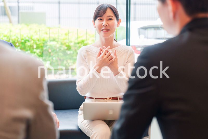 オフィスで議論をするキャリアウーマン