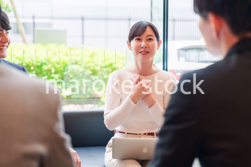 オフィスで議論をするキャリアウーマン