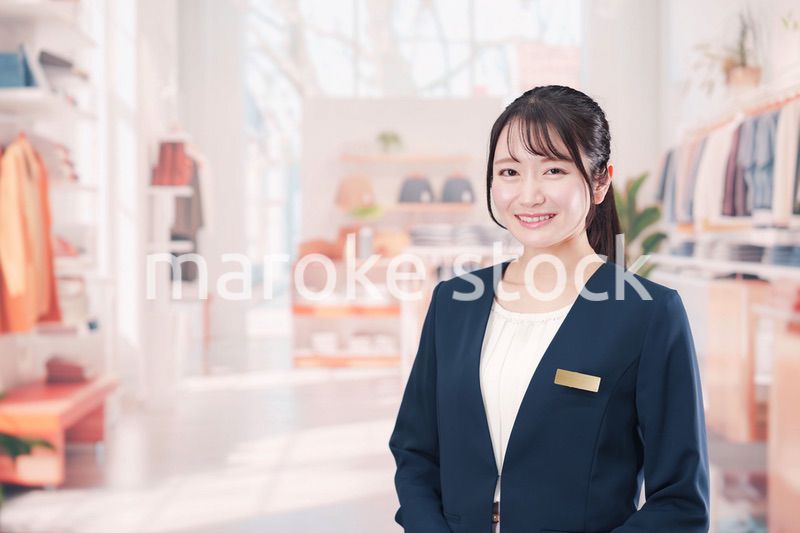 衣料品店で働く若い女性