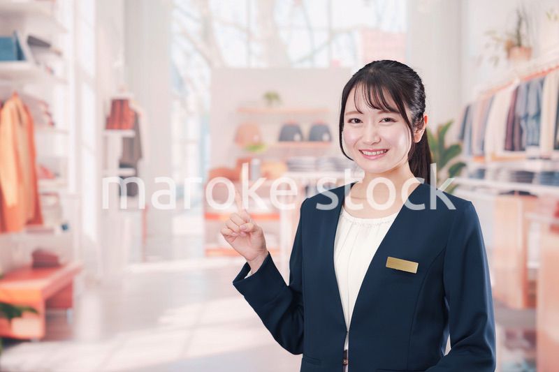 衣料品店で働く若い女性