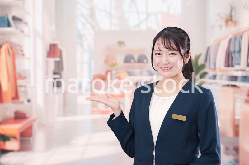 衣料品店で働く若い女性