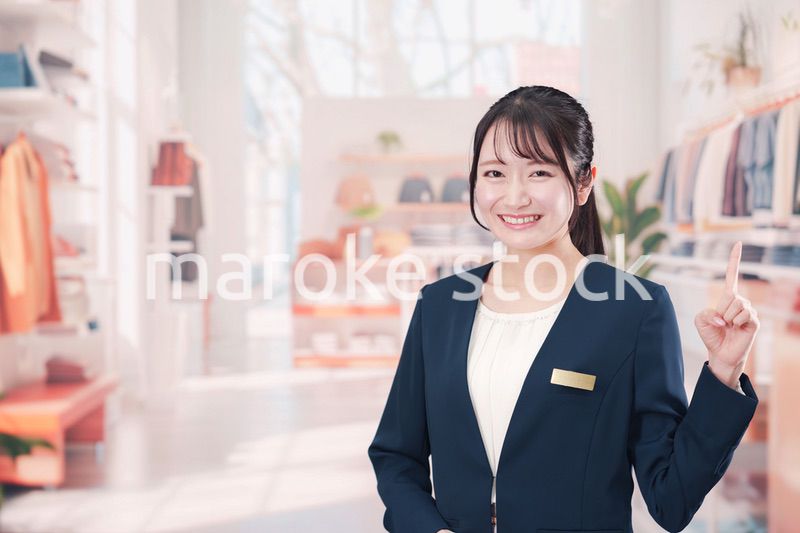 衣料品店で働く若い女性