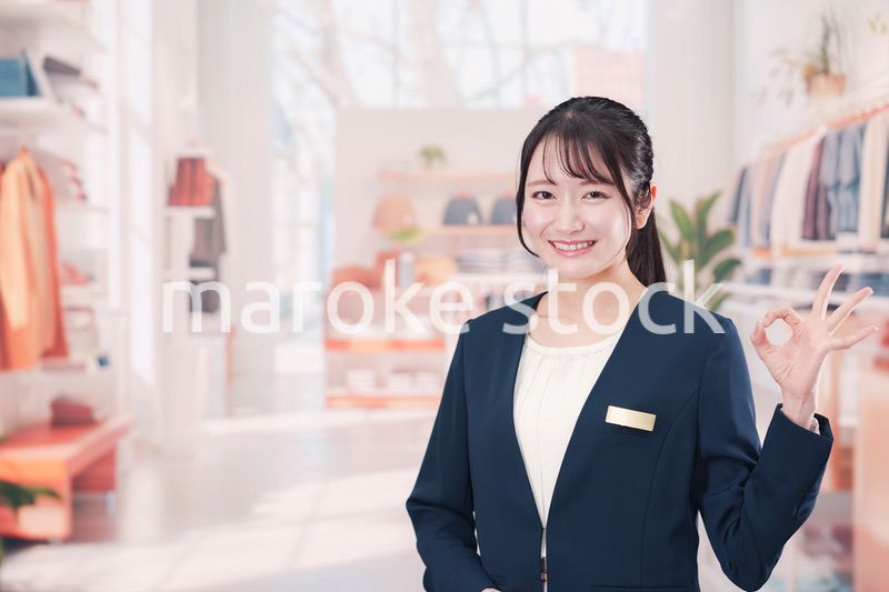 衣料品店で働く若い女性