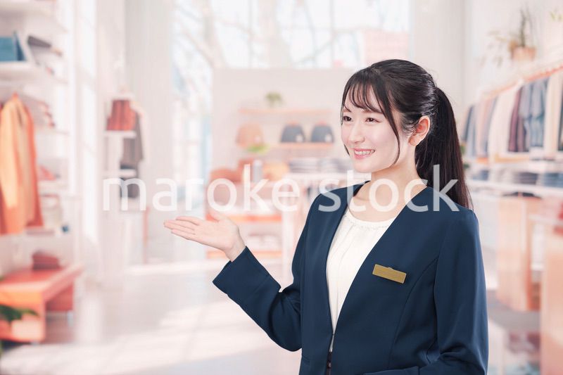 衣料品店で働く若い女性