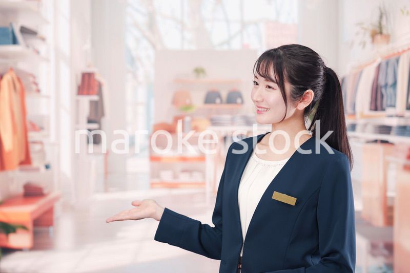 衣料品店で働く若い女性